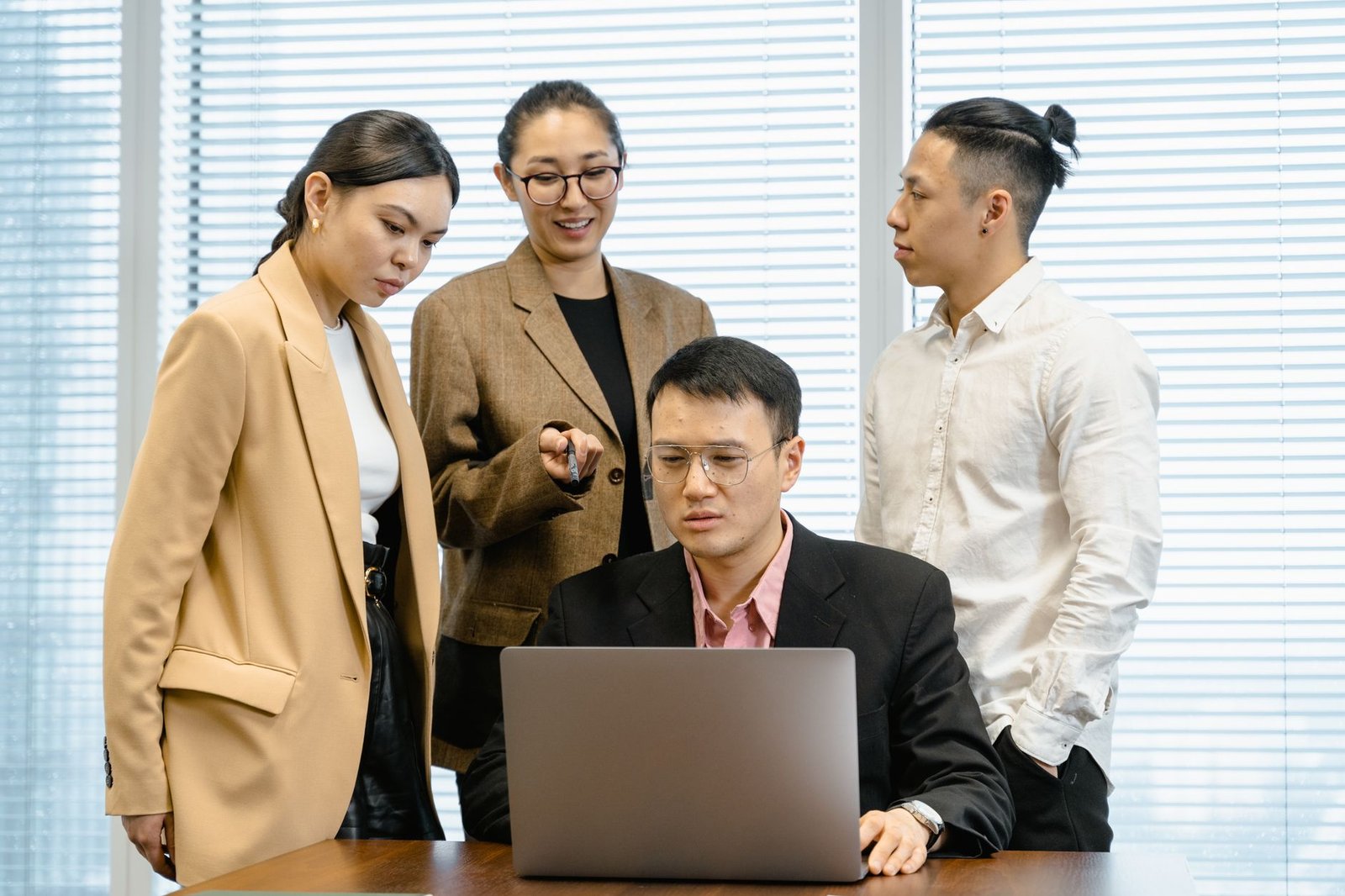 business team discussion - Photo: MART PRODUCTION / Pexels