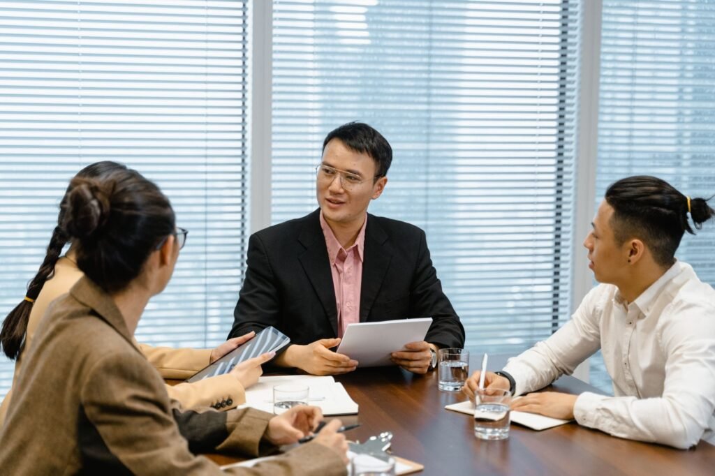 business team meeting - Photo: MART PRODUCTION / Pexels
