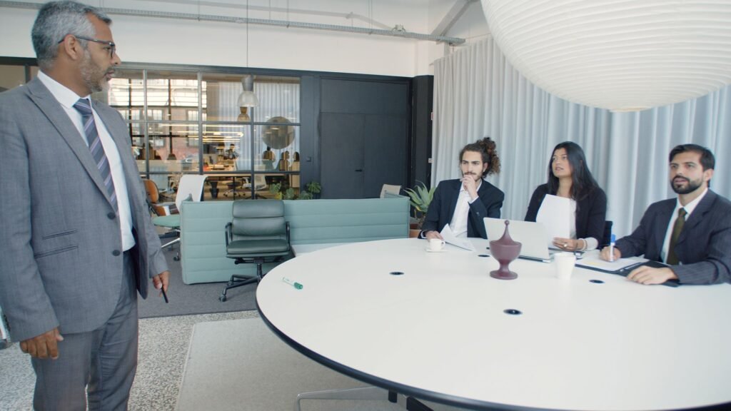 corporate team meeting - Photo: Kampus Production / Pexels