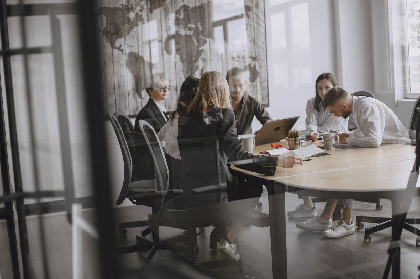 corporate team meeting - Photo: Gustavo Fring / Pexels