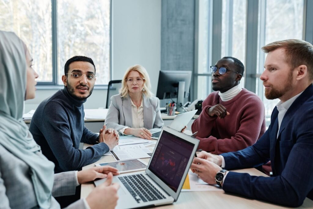 business people discussion - Photo: Tiger Lily / Pexels