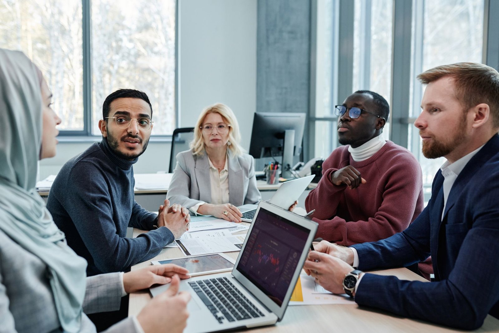 business people discussion - Photo: Tiger Lily / Pexels