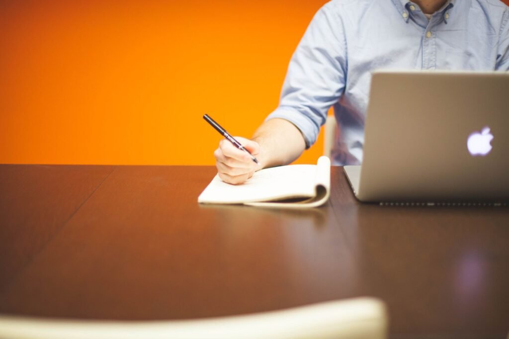 business people working - Photo: Startup Stock Photos / Pexels