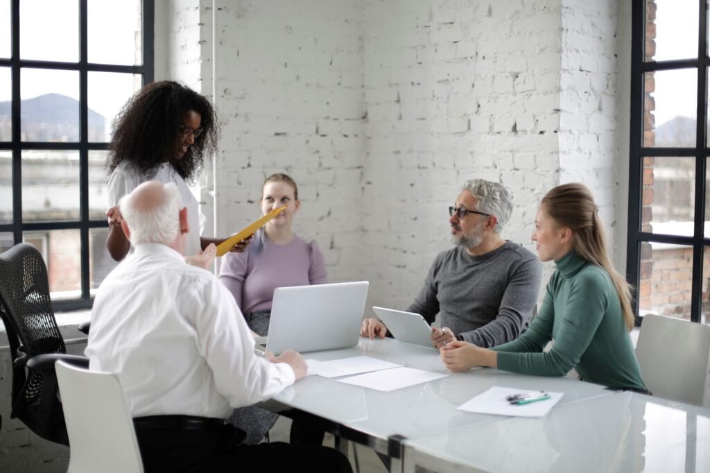 corporate team collaboration - Photo: Andrea Piacquadio / Pexels