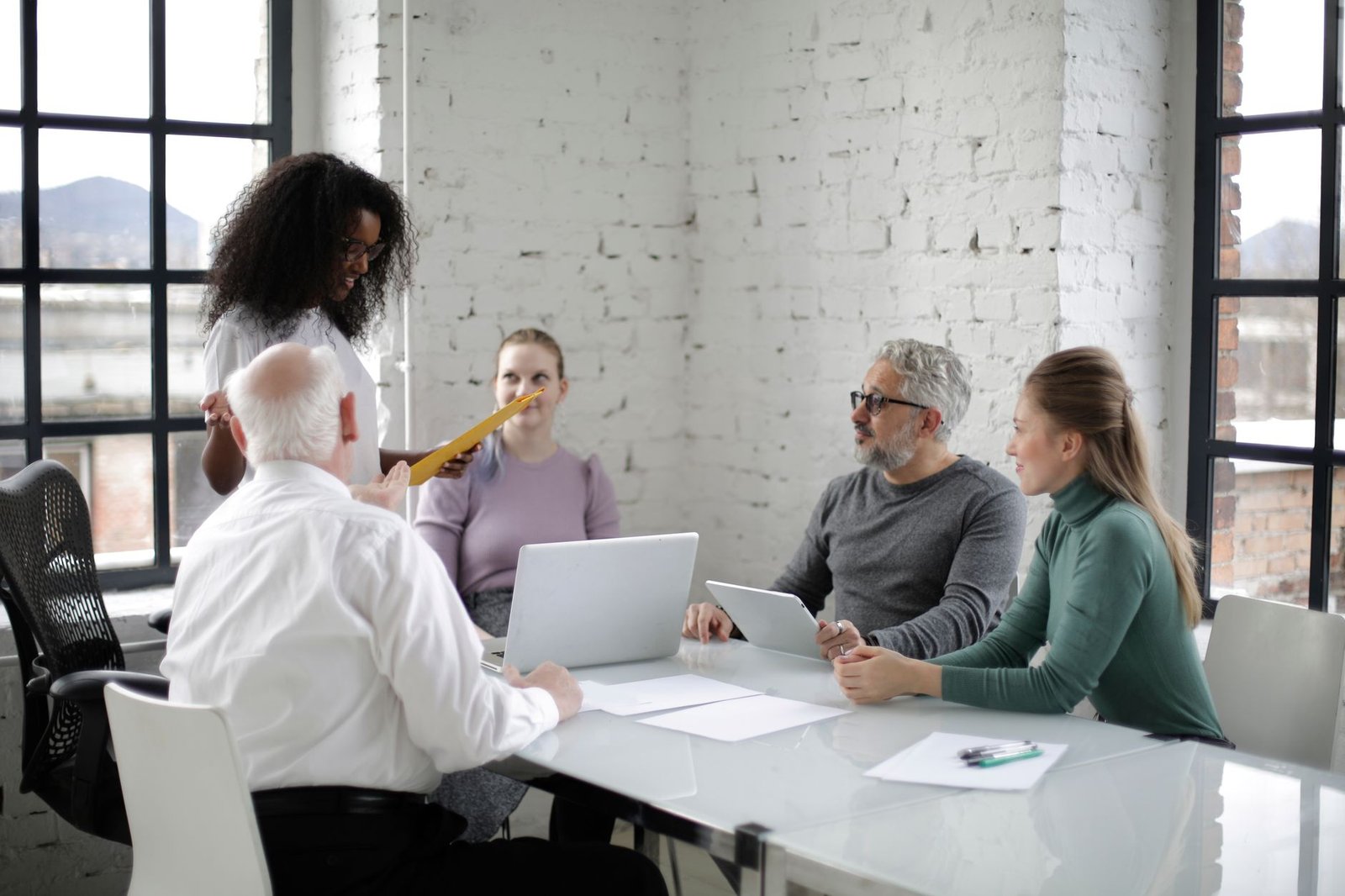 corporate team collaboration - Photo: Andrea Piacquadio / Pexels