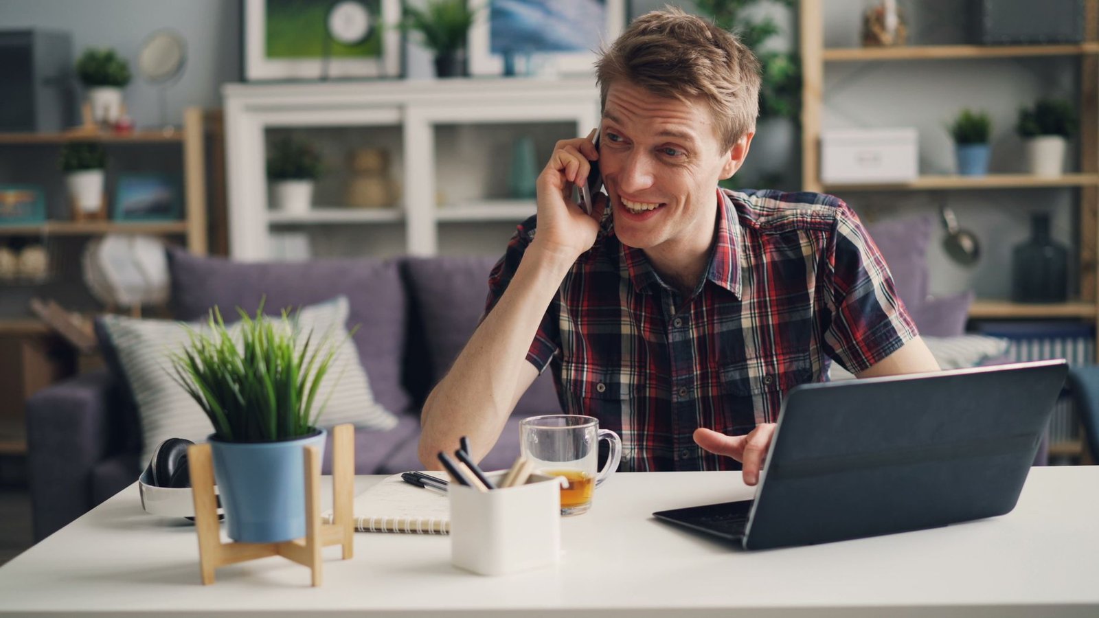 remote work office - Photo: Vitaly Gariev / Pexels