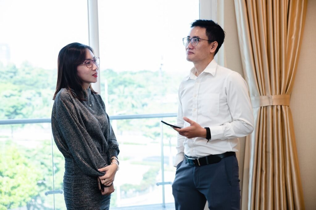 corporate team meeting - Photo: Hiếu Lê / Pexels